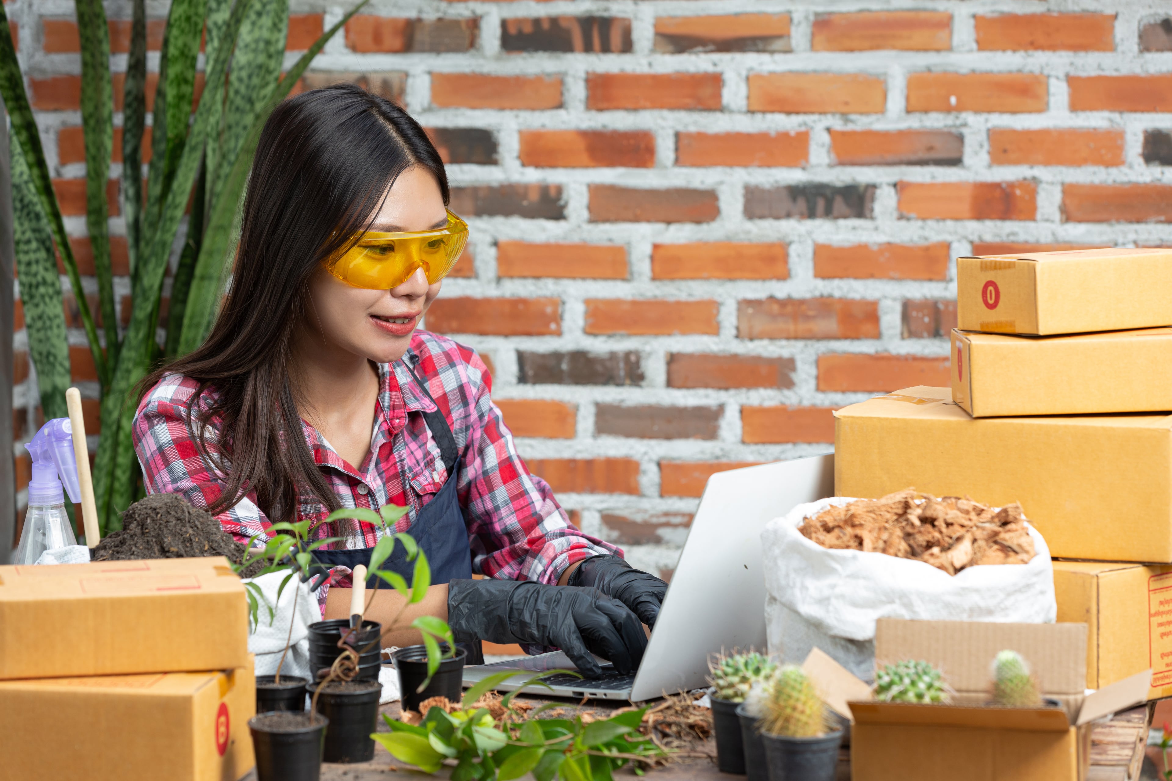 7 Smart Small Business Ideas for Teens (2025)